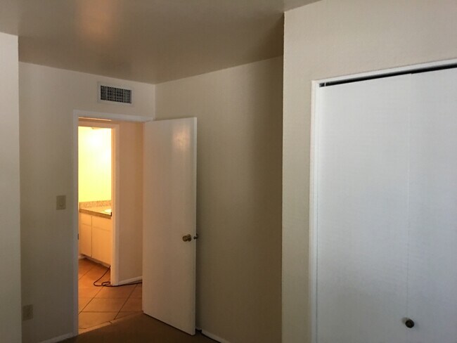 Building Photo - Tempe 3 Bed, 2 Bath - Pool and Single Story