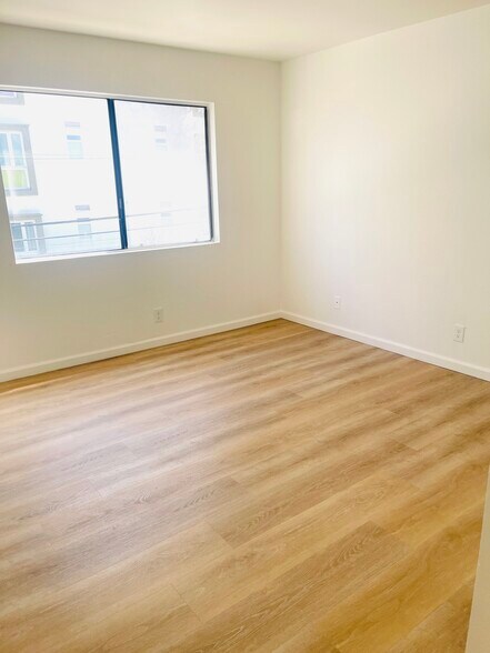 Building Photo - 518 Oak St