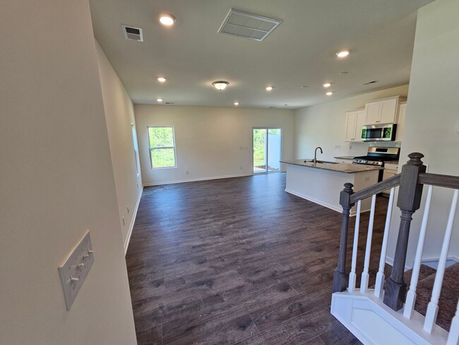 Building Photo - Like New End-Unit townhome in Monroe