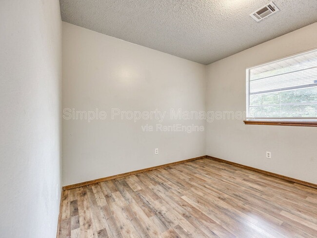 Building Photo - 1706 High Meadows Dr