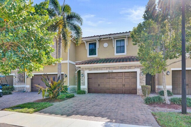 Building Photo - Gorgeous Townhome in Parkland