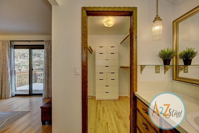 Building Photo - Executive Rental in North End Foothills