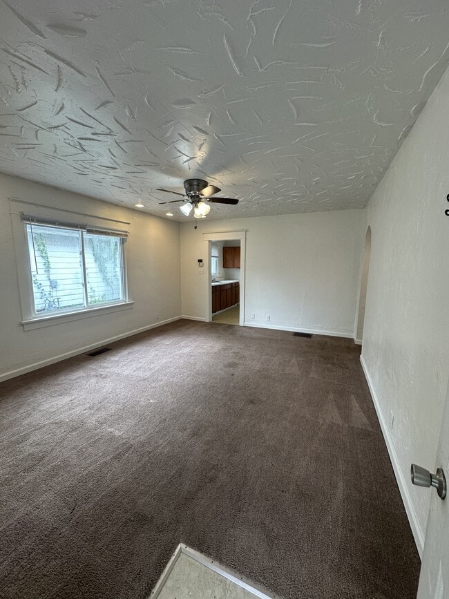 Building Photo - 2109 W 9th St