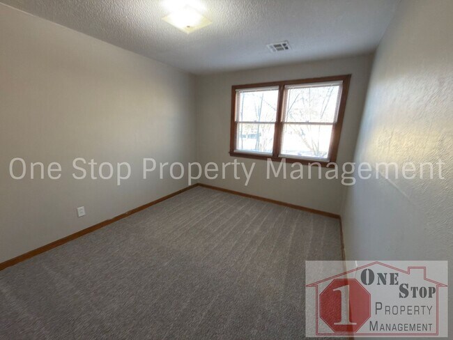 Building Photo - Amazing 3 Bedroom, 1.5 Bathroom in Raytown!