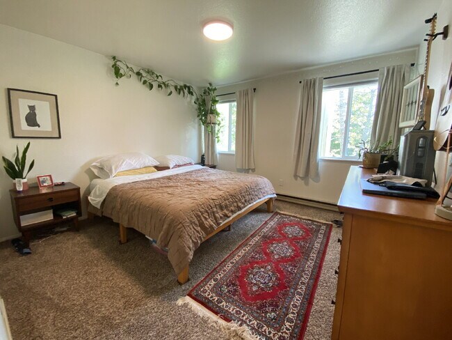 Building Photo - Spacious 2-Bedroom Townhome in Fairhaven with Spacious Fenced Yard