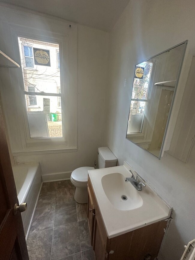 Building Photo - 650 W King St