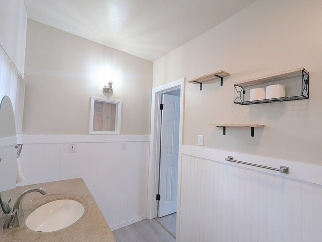 Building Photo - Beautifully renovated 3 bedroom unit in La...