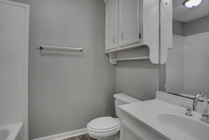 Building Photo - 211 Oak Brook Dr