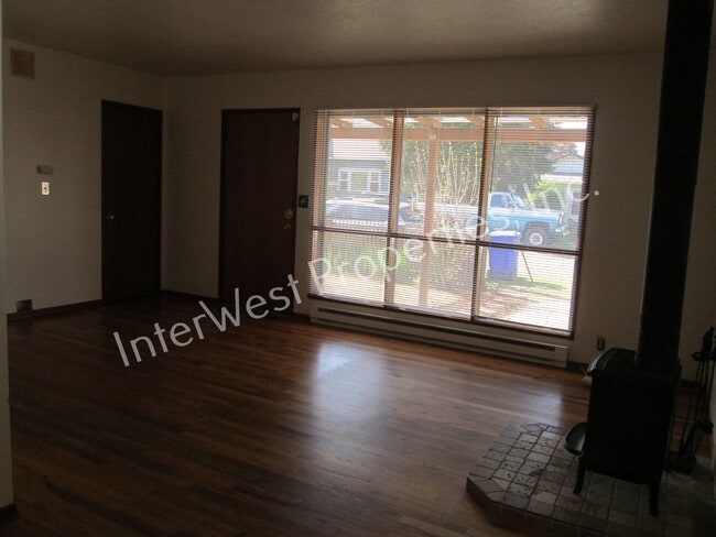Building Photo - Montavilla Cutie! 2bd 1 ba home with Garag...