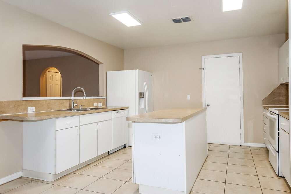 Building Photo - 5840 Lake Front Dr