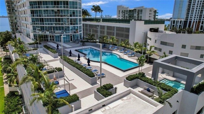 Building Photo - 480 NE 30th St