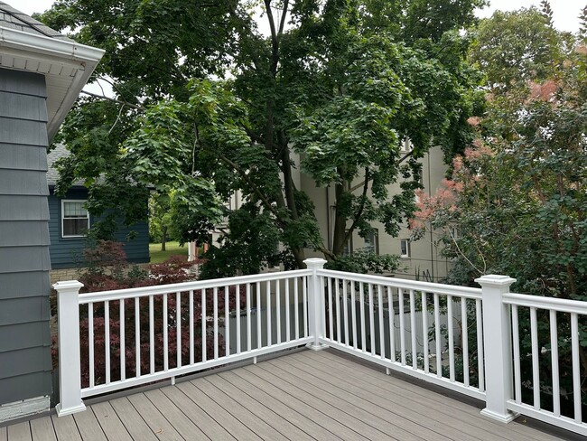 Building Photo - 2227 E Woodstock Pl