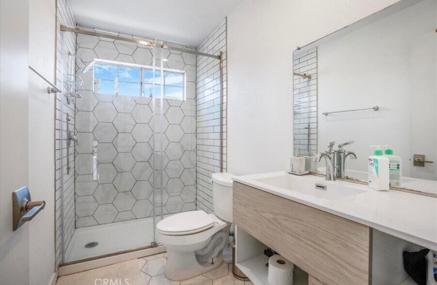 Building Photo - 2481 S Bundy Dr