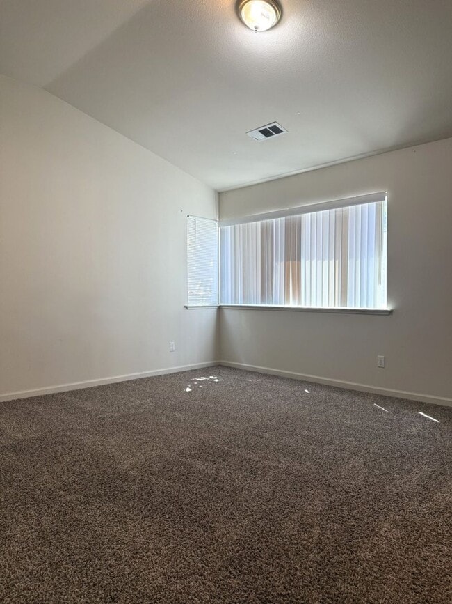 Building Photo - Available Now! Spacious home located in North Merced