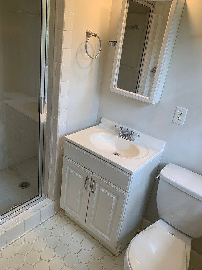 Building Photo - Myers Park 3 Bedrooms 2 Bathroom Duplex!