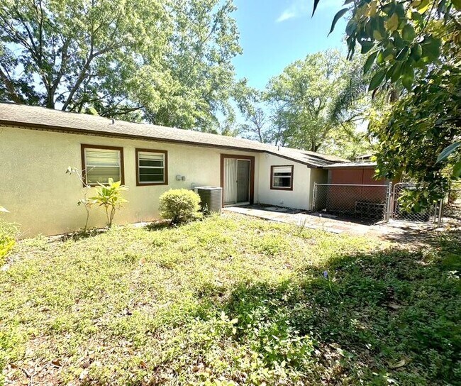 Building Photo - 1502 W Country Club Dr