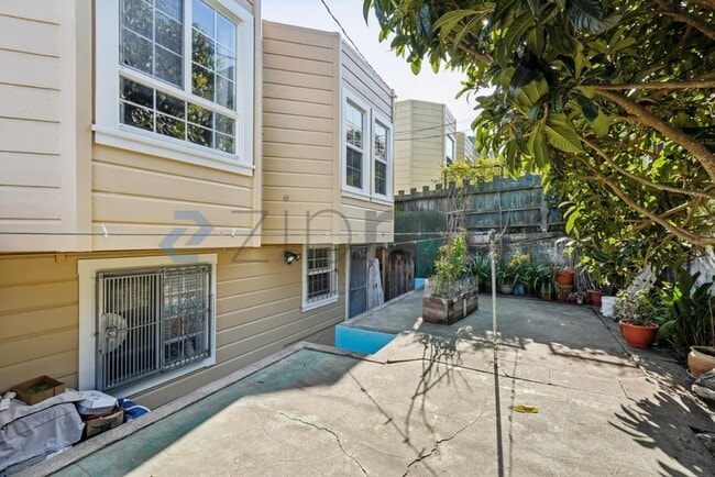 Building Photo - 16 Dunsmuir St