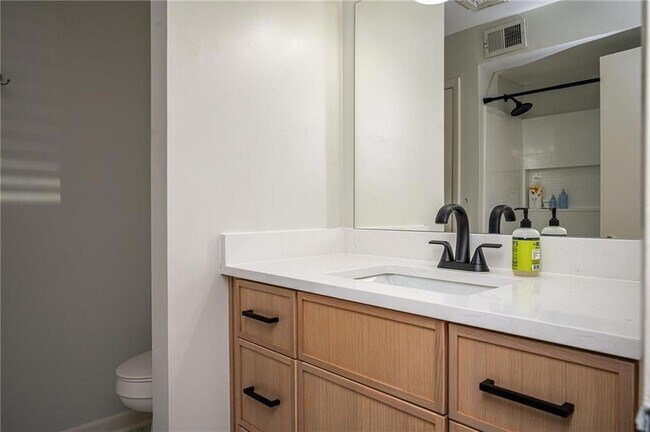 Building Photo - 23 Middleton Ct