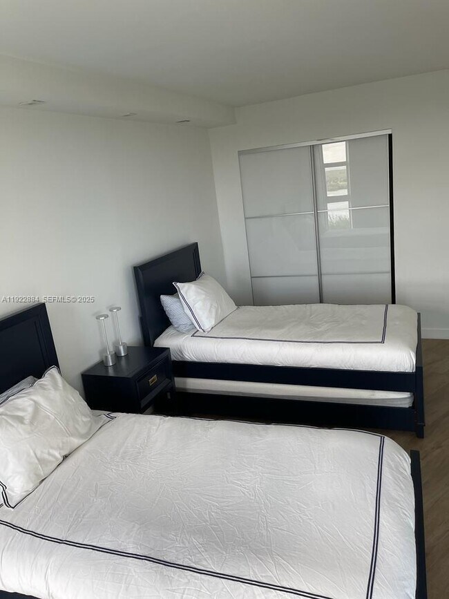 Building Photo - 100 Bayview Dr