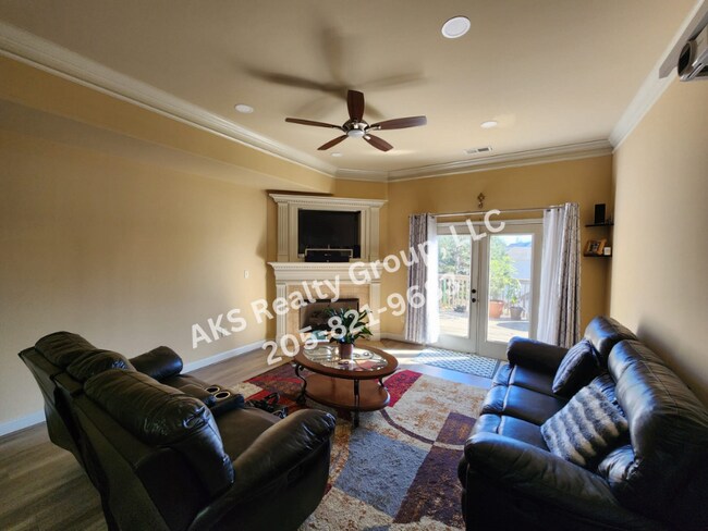 Building Photo - 732 Flag Cir