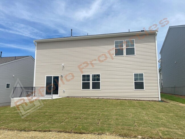Building Photo - Gorgeous 5 Bedroom, 2.5 Bath Home with Fir...