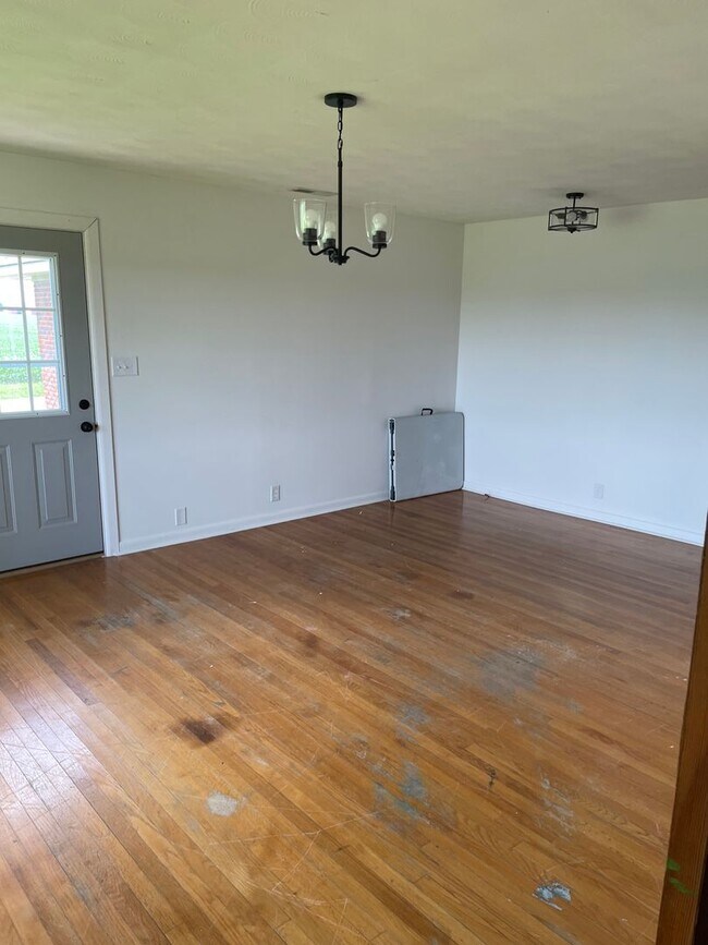 Building Photo - 3 Bed 1 Bath Home - Russellville
