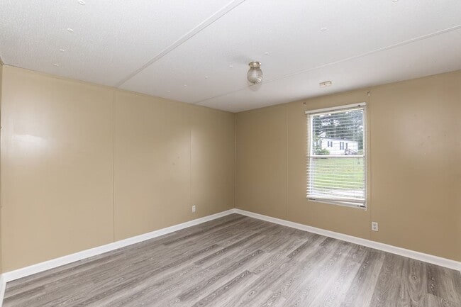 Building Photo - 2 Bed/2 Bath with Plenty of Space!