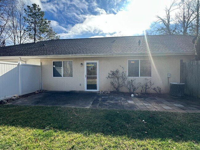 Building Photo - Ranch Style townhome in great Gainesville location
