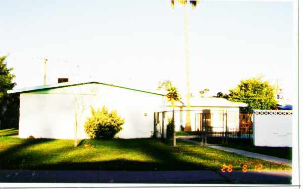 Building Photo - Holly Gardens