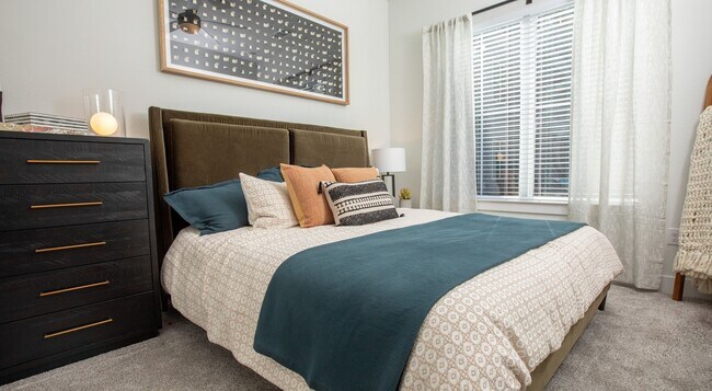 Building Photo - Luxe Living + $750 Gift Card Special!