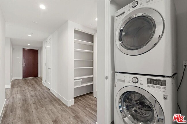 Building Photo - 1326 Centinela Ave