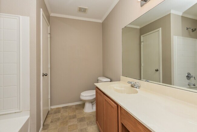 Building Photo - 1924 Kittredge Way