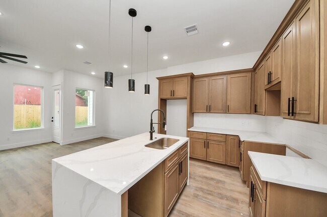 Building Photo - 8206 Colonial Ln