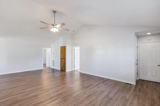 Building Photo - 4 Bedrooms/2 Bath Ranch Home!