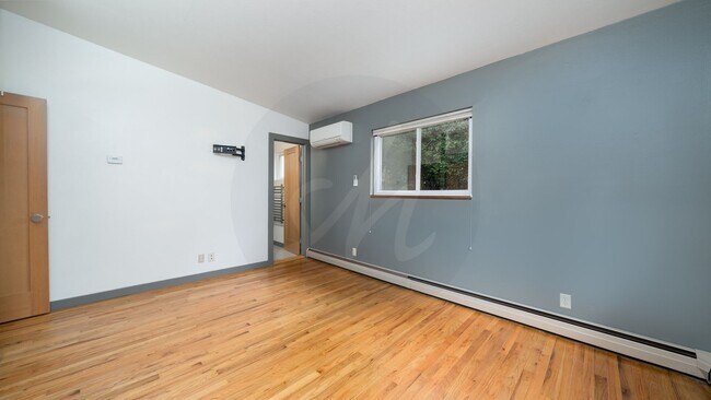 Building Photo - Modernized Mid Century Home Near Broadmoor