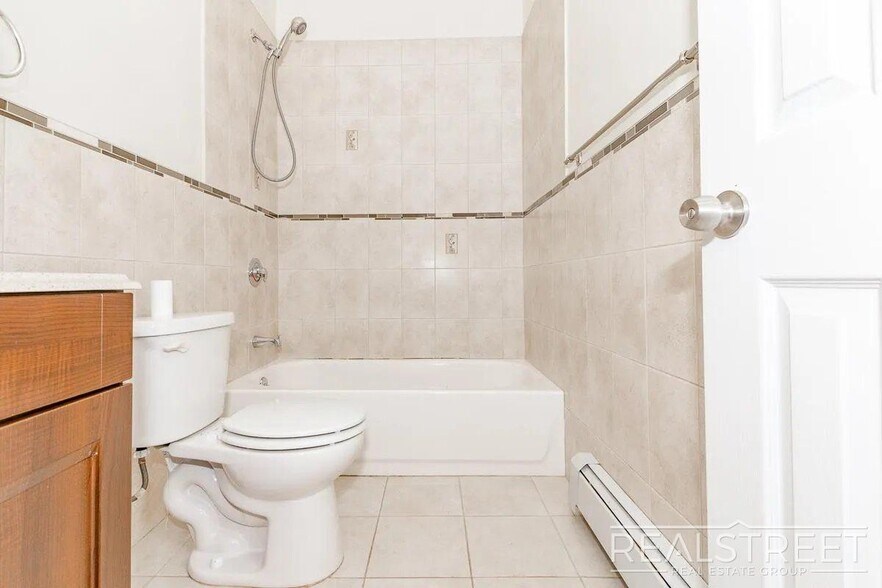 Building Photo - ? Spacious 2 Bedroom Apartment in Bushwick ?