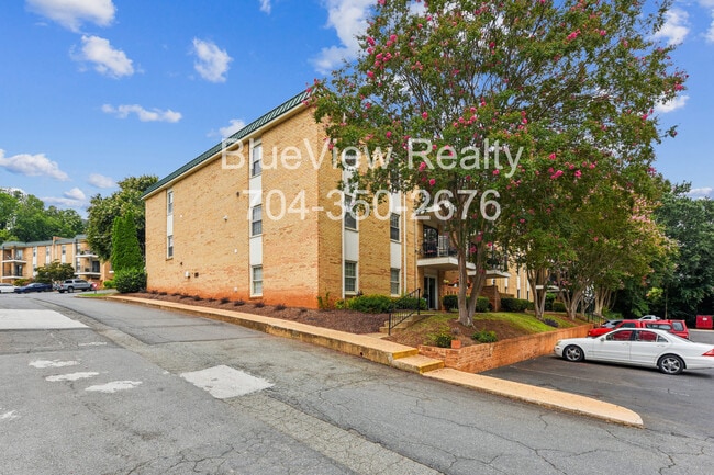 Building Photo - 4735 Hedgemore Dr