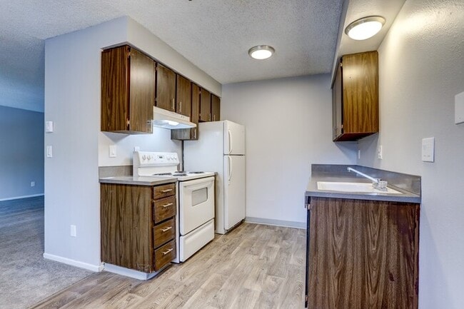 Building Photo - Look no Further, Tyee offers a SUPER 2bed/1bath! Call now for details and a showing!