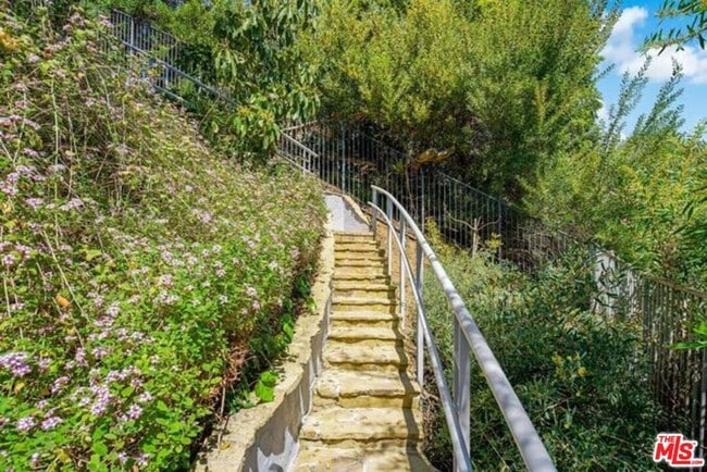 Building Photo - 1068 Casiano Rd