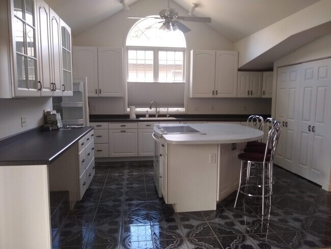 Building Photo - 1007 Dewey Ave NE