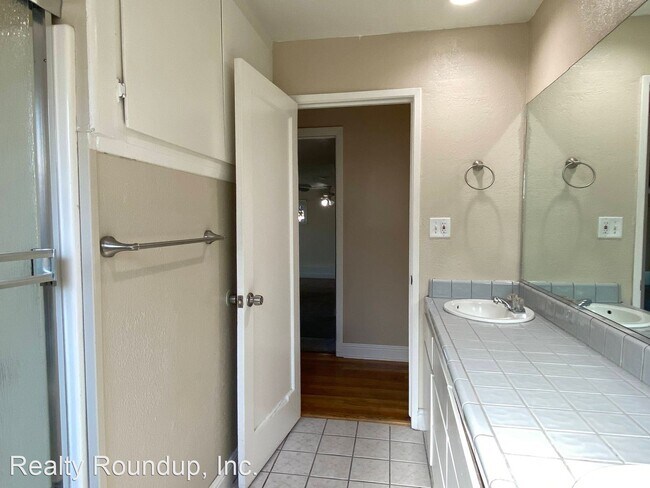 Building Photo - 3 br, 1 bath House - 1656 Country Club Blvd