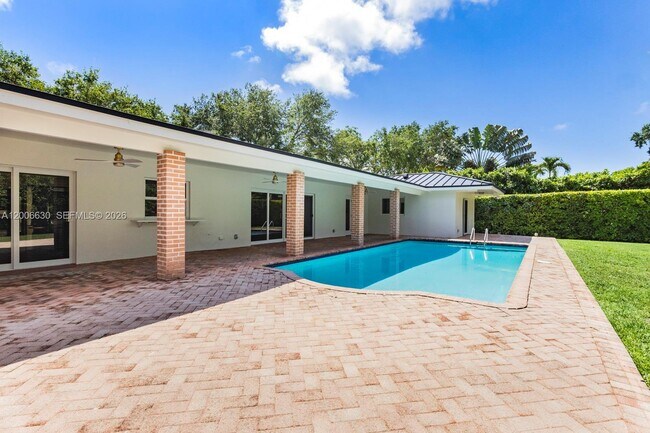 Building Photo - 13050 SW 71st Ave