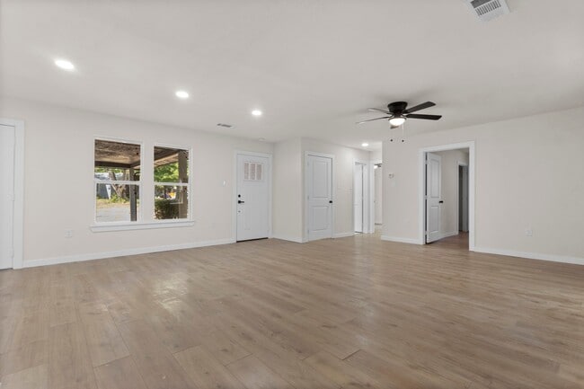 Building Photo - Lease Opportunity in Arlington!