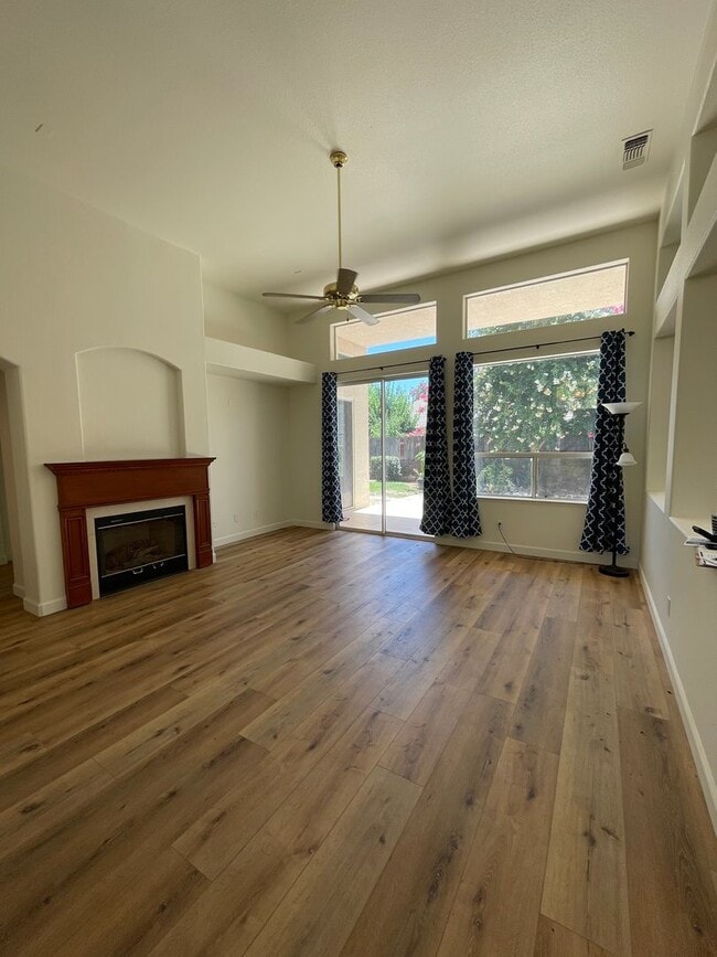Building Photo - NEWLY LISTED & READY TO DAZZLE!
