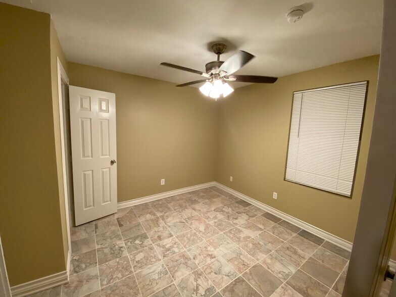 Building Photo - 513 Paddle Dr