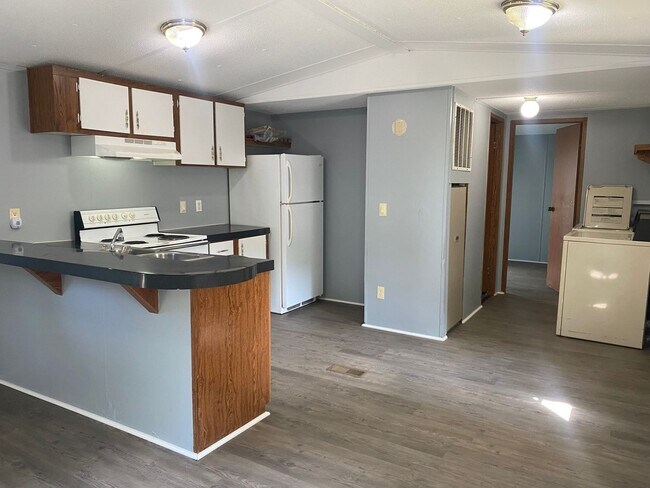Building Photo - 2 Bedroom 1 Bath Mobile Home in Greenevill...