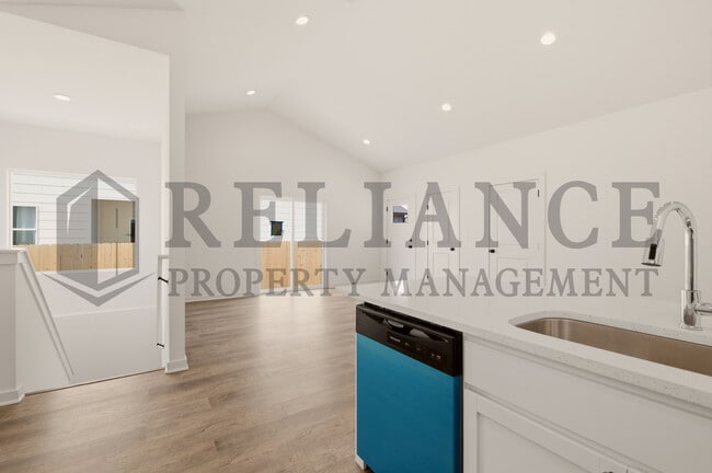 Building Photo - 5249 N Pinecrest Ct