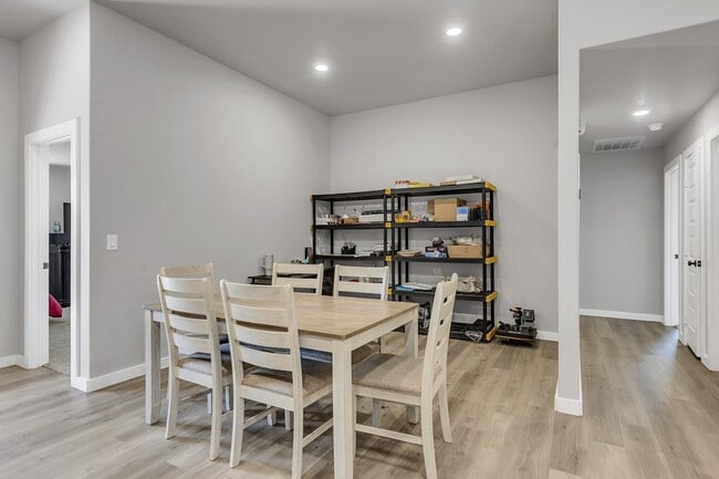 Building Photo - 460 Staghorn Dr