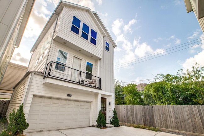 Building Photo - 412 W 28th St