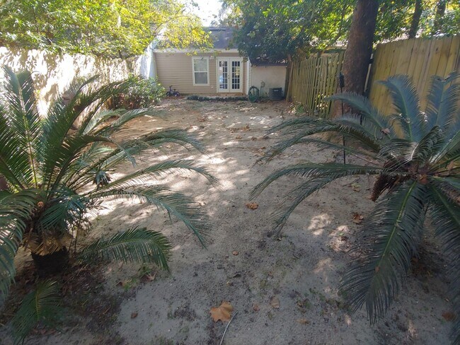 Building Photo - Beautifully updated townhome with stainless steel appliances and wood floors!
